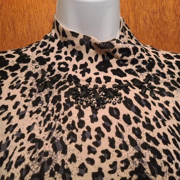 Verdigo Paris soft leopard 🐆 bejeweled mock neck sweater szL - Picture 2 of 5